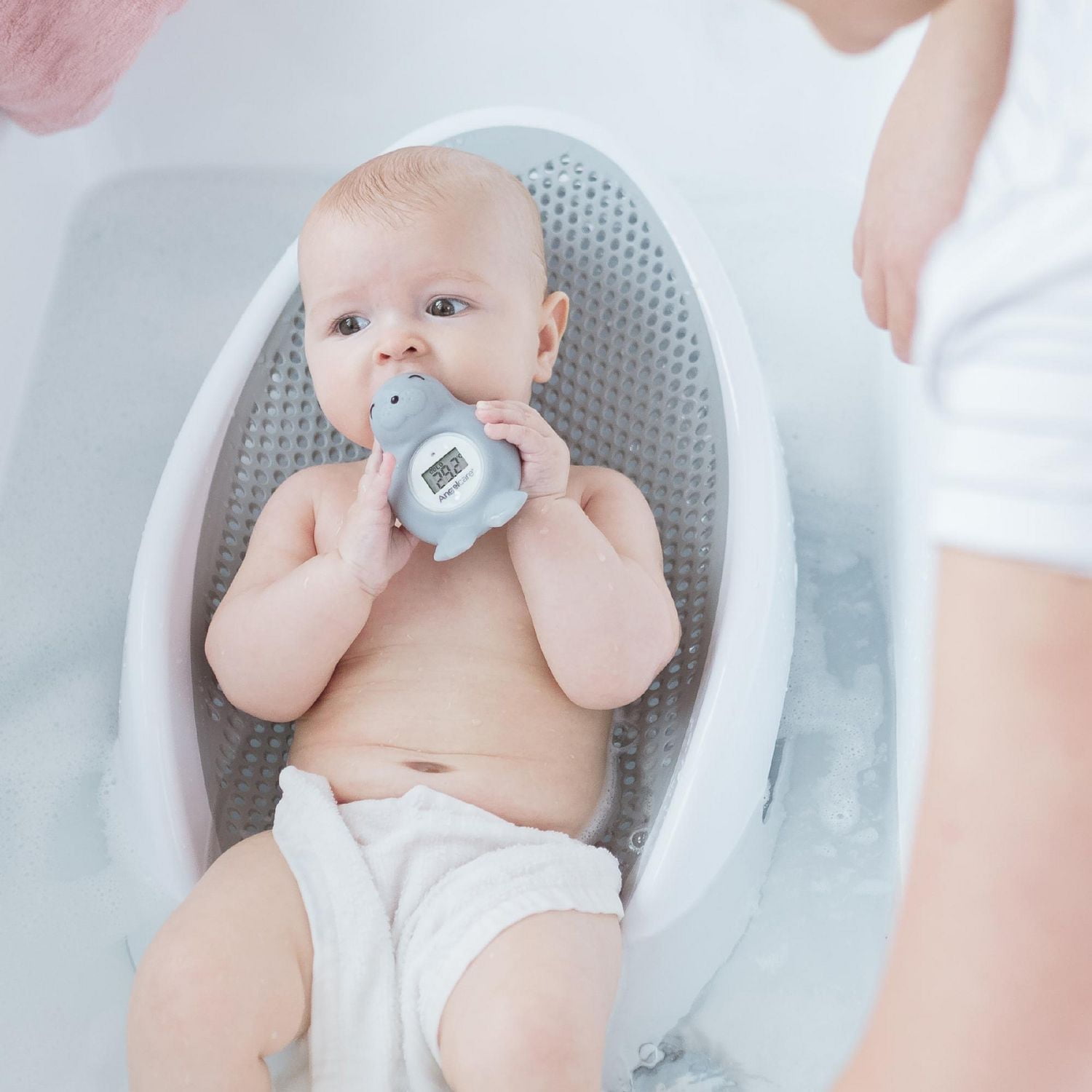 Angelcare® Baby Bath & Room Thermometer with Flashing Red Hot Alert, Cold Display, Auto-off, Shake Activation, Battery Included