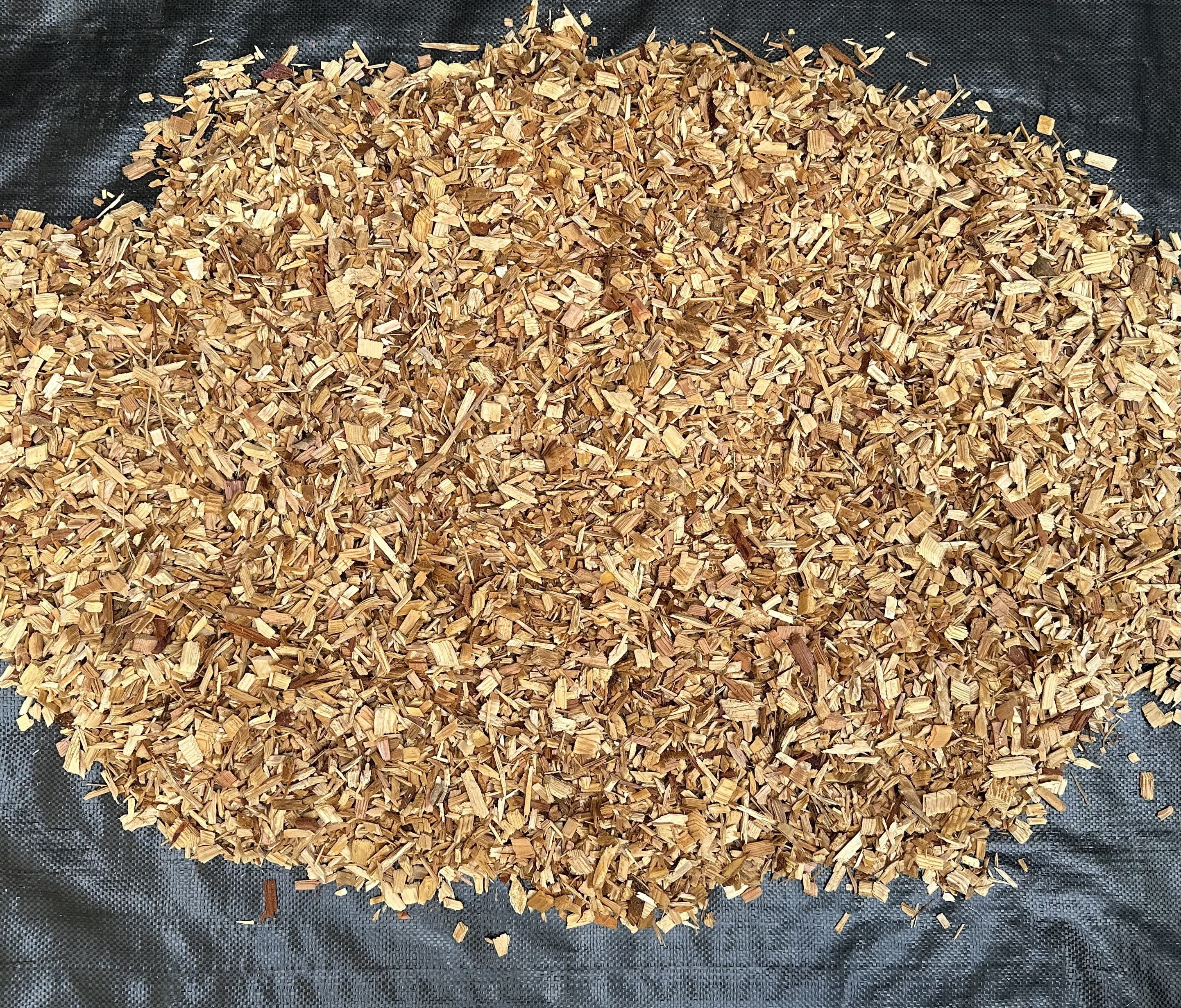 Fresh Natural Pine Wood Chips Shavings Mulch Garden Bark, (34QT). Use for No Splinter Kids Playground, Animal Enclosures, Livestock Pet Bedding, Landscaping Beds Pots, Decorative Walkways