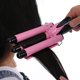 thumbnail image 2 of Rizador de cabello - Rizador de cabello Waver Curling Turmalina Rizador de cerámica ajustable Rizador de cabello de triple tubo Herramienta de peinado de rizador(22 mm), 2 of 3