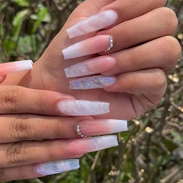 Foccna Degradado Rosa Prensa en Uñas Ataúd Uñas postizas largas Bling Uñas postizas Diseño de diamantes de imitación Uñas blancas Cubierta completa Puntas de uñas postizas 24 piezas