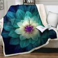 thumbnail image 4 of Manta de franela 3D con flor grande artística, ropa de cama suave y cálida para camas, sofá, decoración del hogar, funda de edredón portátil para Picnic de viaje, 4 of 4