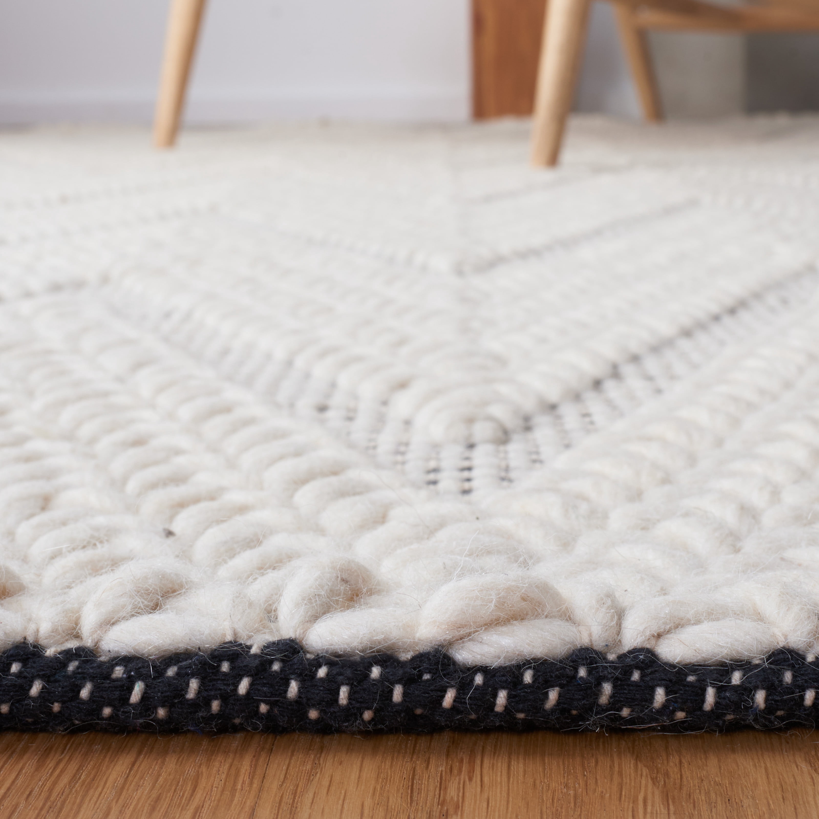 SAFAVIEH Natura Paula Zig-Zag Area Rug, Ivory/Black, 4' x 6'