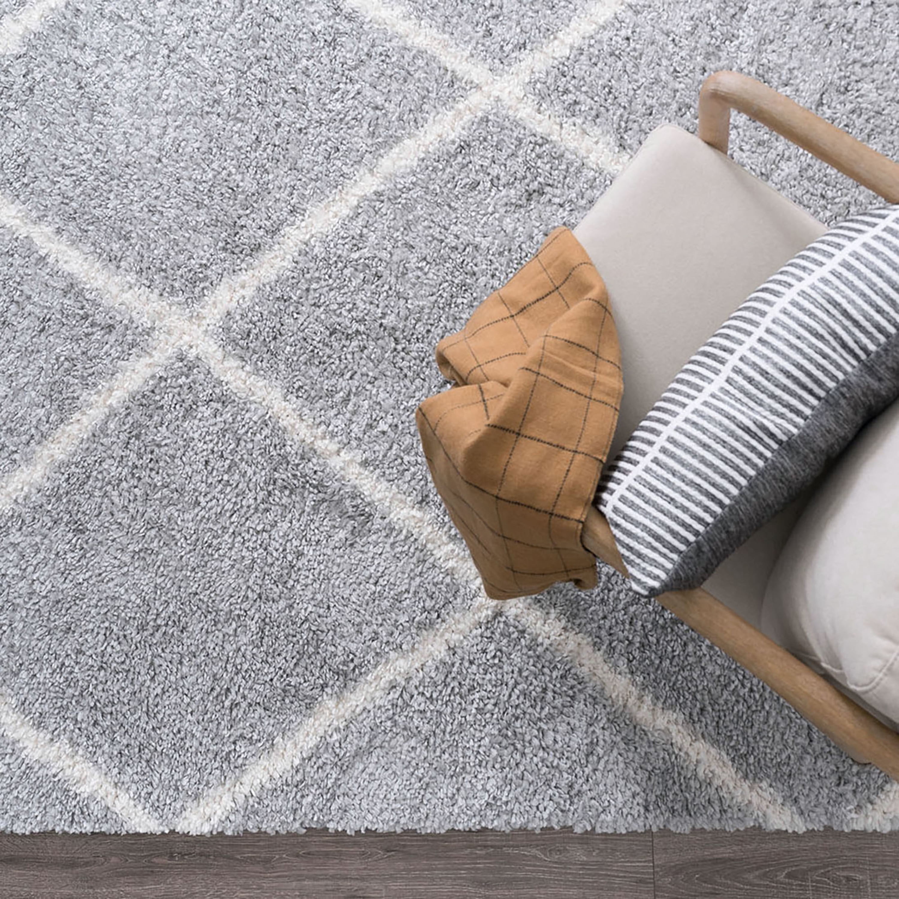 Bliss Rugs Transitional Diamond 4' x 5'3'' Silver and White Polypropylene Indoor Area Rug, 4' x 5'3''