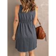 thumbnail image 2 of Vestido de verano de una sola botonadura con escote en V y cintura elástica, estilo sin mangas para mujer, 2 of 5