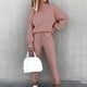 thumbnail image 4 of Traje pantalón de felpa para mujer: blusa con capucha, diseño con bolsillos, poliéster, conjunto informal liso, 4 of 7