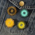 thumbnail image 3 of Set de broches de aleación con diseño de ojos de sol para blusa, 3 of 3