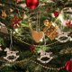 thumbnail image 3 of EeaseMX 10 piezas de adornos colgantes de madera para árbol de Navidad, creativos, con rodajas de madera natural, para fiesta de Navidad., 3 of 7