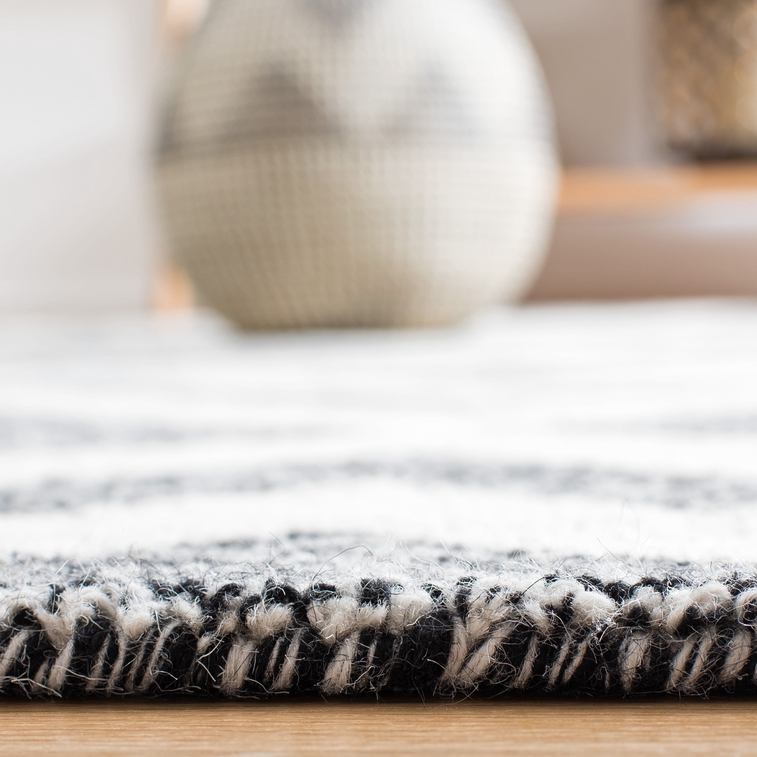 SAFAVIEH Metro Jaimie Southwestern Runner Rug, Ivory/Black, 2'3" x 9'