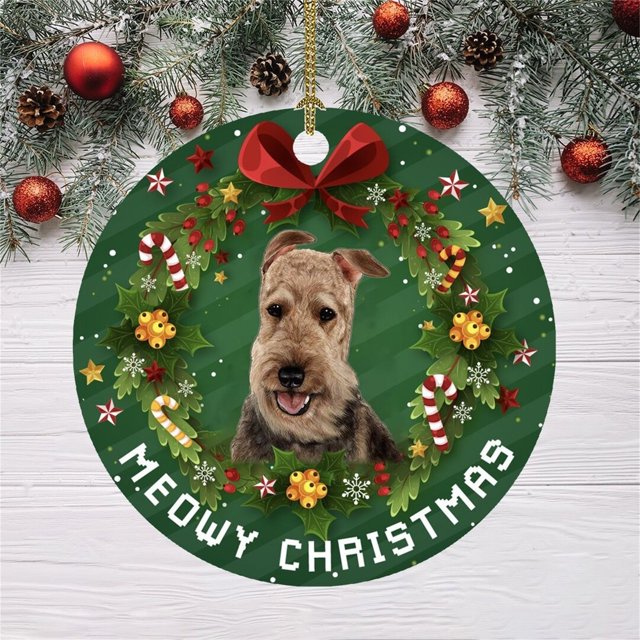 navidad divertida decoración navidad perro patrón colgante árbol de navidad adornos 2 piezas, colgante redondo de 8 cm con fondo verde y corona con acebo, bastones de caramelo y lazo rojo; retrato de perro en el centro y texto "MEOWY CHRISTMAS", cordón dorado para colgar sobre fondo con ramas de pino y esferas; también adecuado como adorno o regalo para intercambios navideños.
