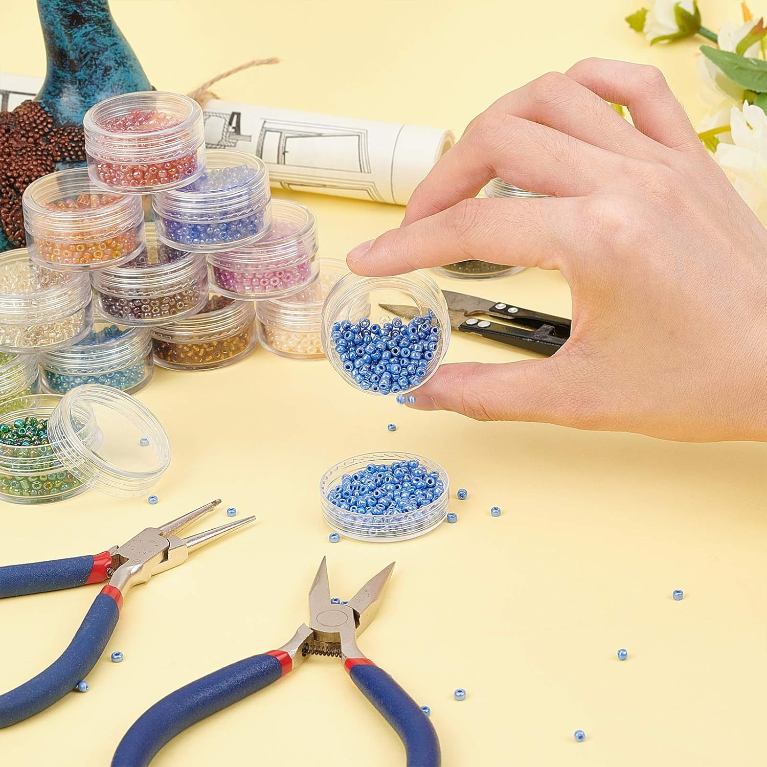 9000pcs Glass Seed Beads for Jewelry Making 15 Colors 8/0 Seed Beads Craft Glass Beads Craft Pony Waist Beads for Friendship Bracelets Earrings Necklaces Jewelry Making Supplies Glass