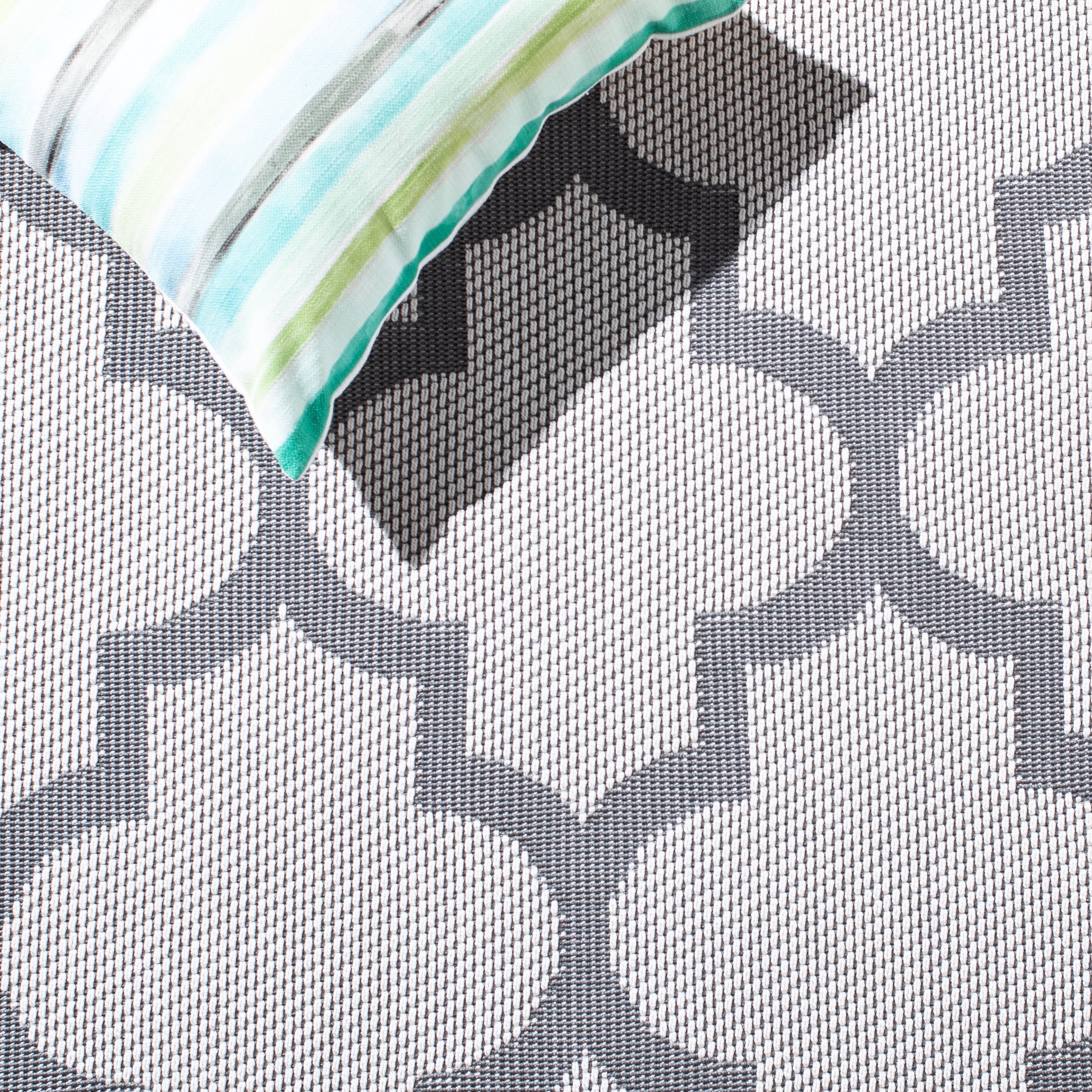 SAFAVIEH Machine Washable Rug Indoor/Outdoor Bermuda Collection - Bermuda Abraham Geometric Quatrefoil Indoor/Outdoor Area Rug Ivory/Grey, 6'7" x 6'7" Square