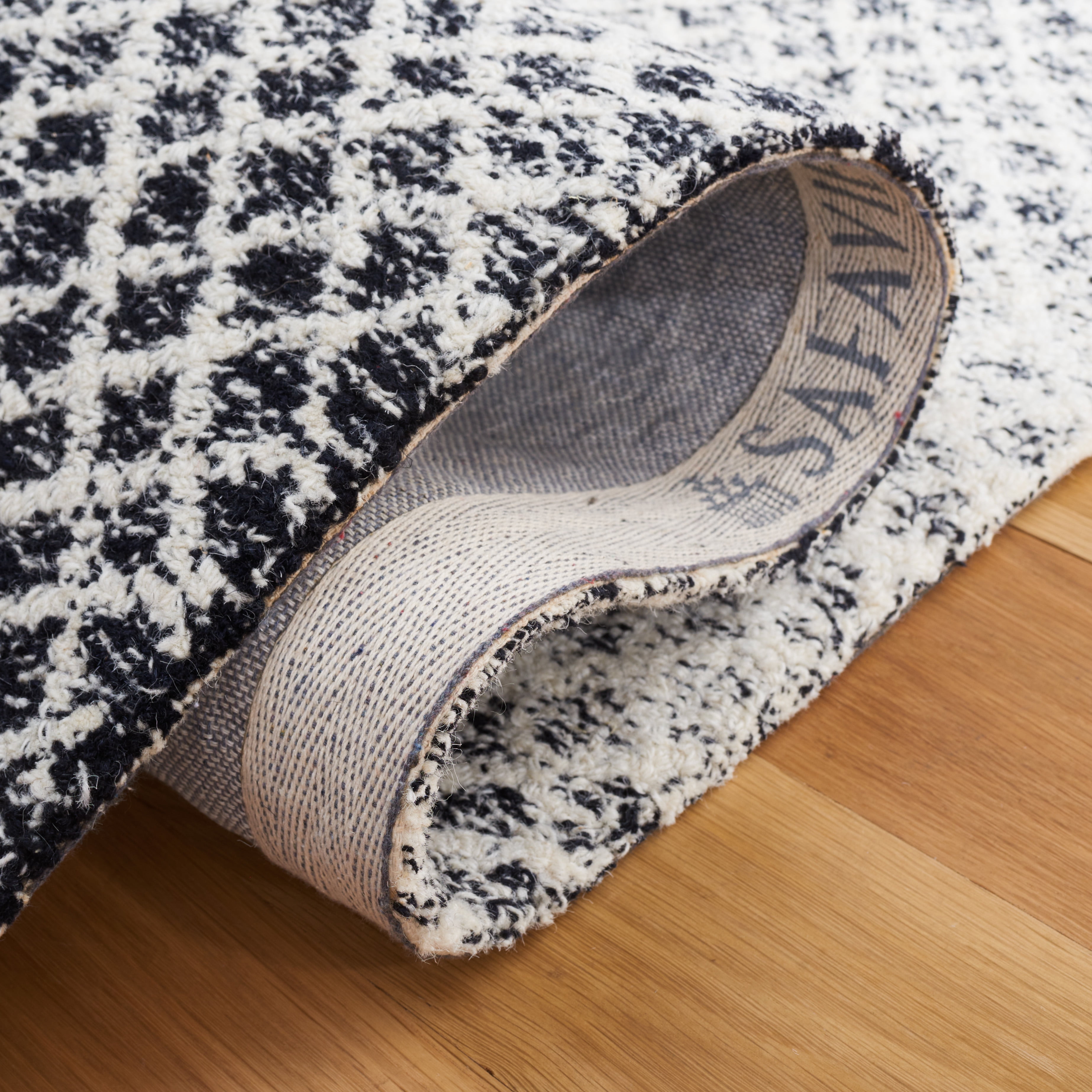SAFAVIEH Micro-Loop Arnold Diamond Runner Rug, Black/Ivory, 2'3" x 9'