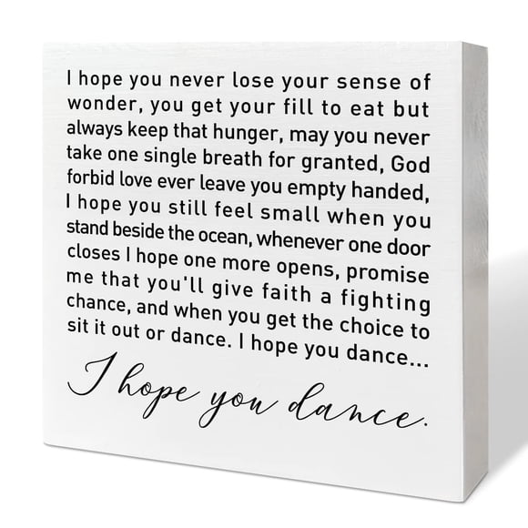 Escritorio de madera con letrero decorativo para guardería con texto «I Hope You Dance»