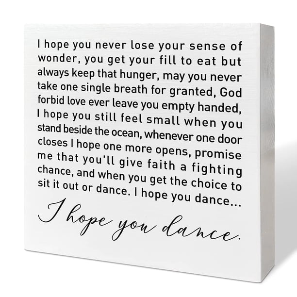 Escritorio de madera con letrero decorativo para guardería con texto «I Hope You Dance»