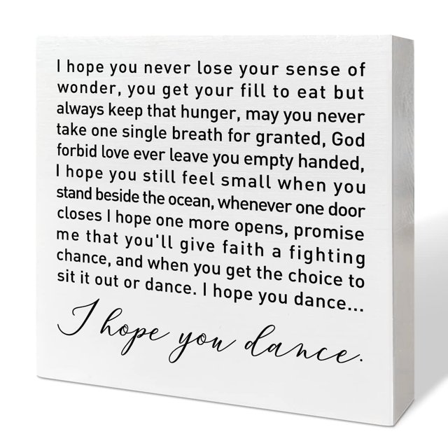 Escritorio de madera con letrero decorativo para guardería con texto «I Hope You Dance»