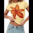 thumbnail image 1 of Camiseta de Corta para con Estampado Floral Y2K para Mujer, Top Corto Ajustado con Cuello Redondo. Amarillo XL, 1 of 9