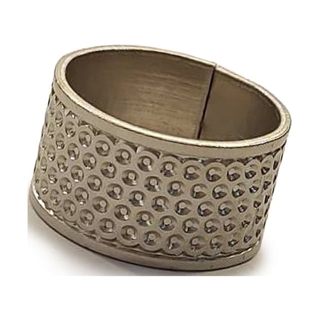 yuarrent protector dedal para agujas de trabajo hecho a mano, bricolaje, artesanía ajustable, accesorios para el hogar, plata gruesa m type3 no3 Anillo-dedal de latón ajustable con superficie punteada antideslizante y abertura para ajustar talla, vista 3/4 frontal con acabado plateado; compacto para costura y bordado doméstico o profesional, también suele usarse para proteger la yema del dedo al trabajar con agujas durante viajes de manualidades.