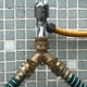 thumbnail image 1 of Divisor de manguera de jardín de 2 vías | Adaptador de conector de manguera de agua de latón | Cierre de doble válvula | Entrada de 3/4 de pulgada | Accesorio de riego exterior a prueba de fugas, 1 of 9
