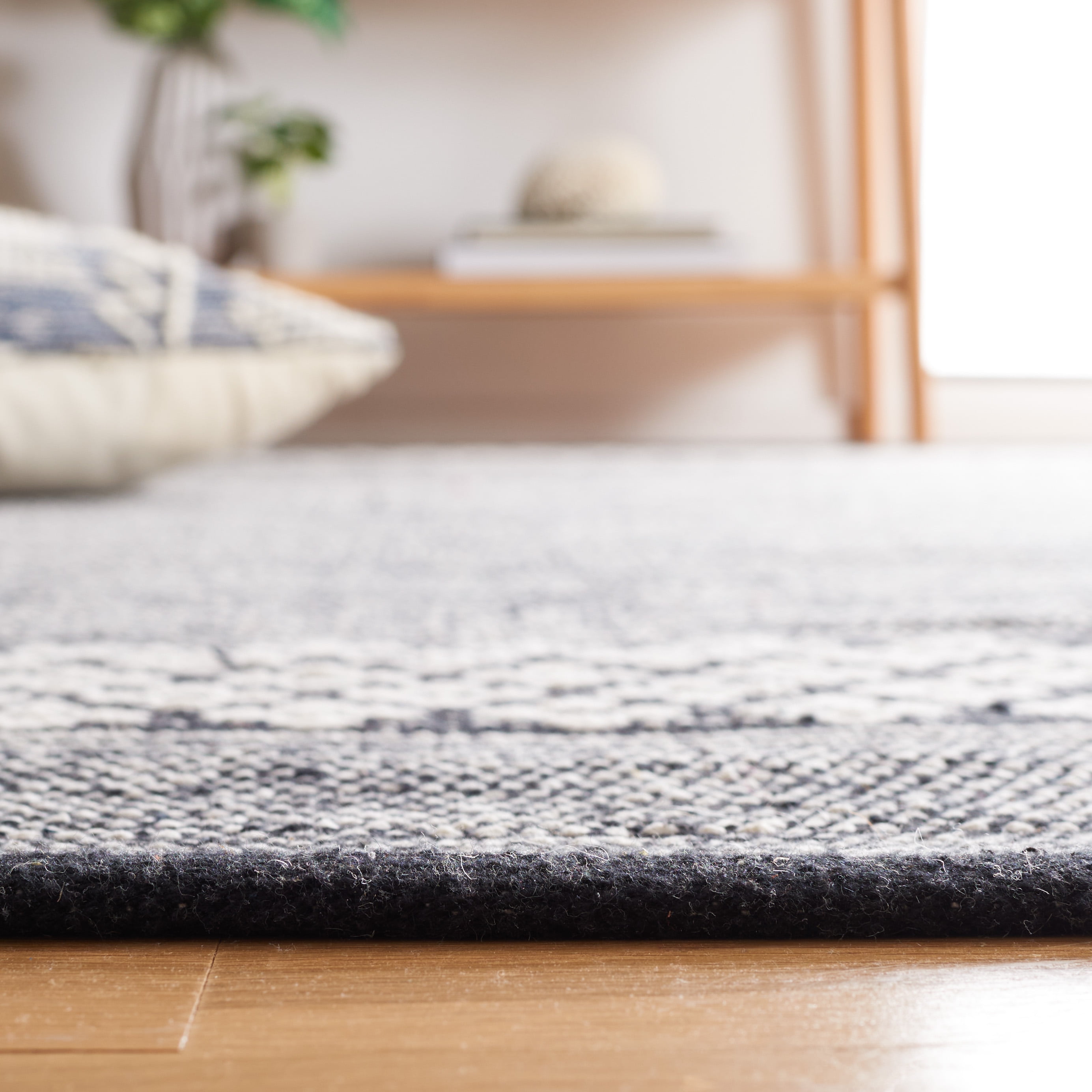 SAFAVIEH Montauk Topher Solid Cotton Area Rug, Black/Ivory, 8' x 10'