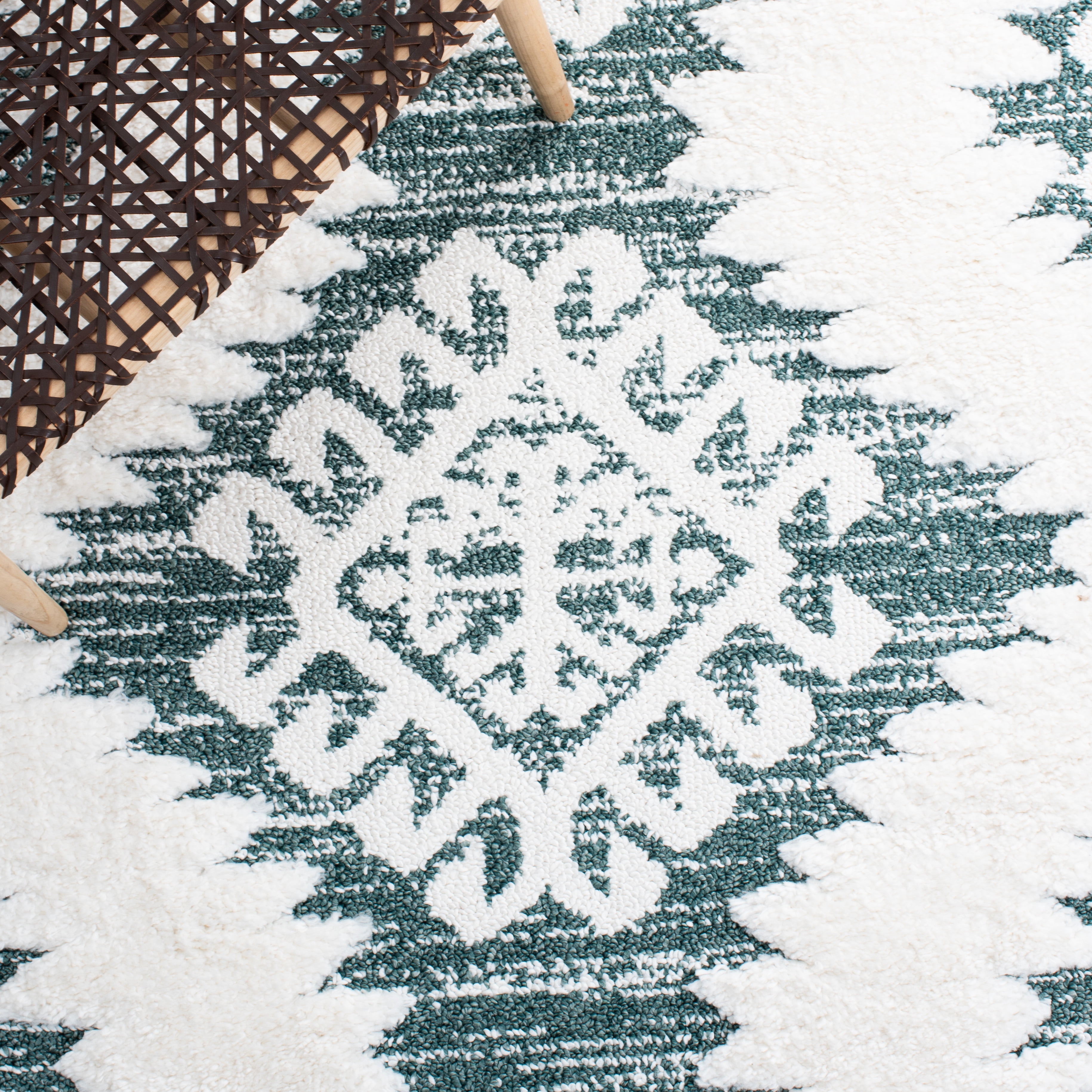 SAFAVIEH Moroccan Tassel Desmond Southwestern Shag Area Rug, Green/Ivory, 5'3" x 7'6"