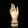 thumbnail image 4 of Exhibición de joyas de mano femenina, Mano femenina, Exhibición de joyas de modelo de mano femenina, B Color de la piel, 4 of 7