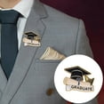 thumbnail image 2 of Pins esmaltados de graduación Gorra de graduación y diploma escolar Pins esmaltados de solapa para estudiantes Broche esmaltado con letra negra para insignias y accesorios, 2 of 7