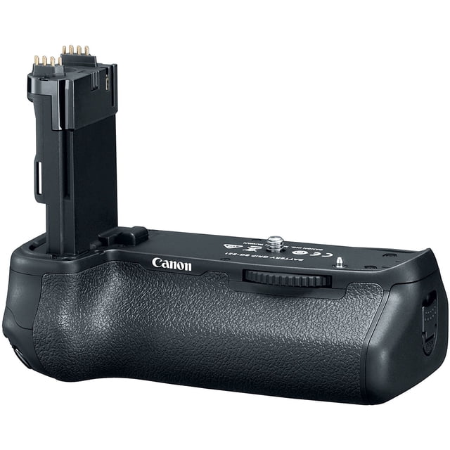 empuñadura de batería canon bg-e21 para eos 6d mark ii Empuñadura vertical negra con textura antideslizante, contactos metálicos para dos baterías, botón auxiliar de liberación del obturador y rueda de fijación de trípode; vista 3/4 frontal sobre fondo blanco, diseñada para agarre vertical en la EOS 6D Mark II.