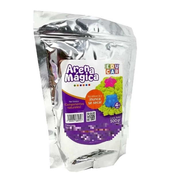 arena magica moldeable 500 grs amarillo Paquete resellable frontal en bolsa plateada brillante con etiqueta morada y logo ARENA MÁGICA, texto que indica 500 grs y que nunca se seca; muestra ilustrativa de arena moldeada gris/verde/azul y pictogramas de no tóxico y edad 4+. Suele usarse también para modelado y juegos sensoriales en casa.