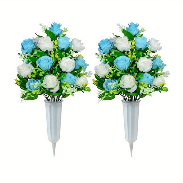 flores artificiales para cementerio, juego de 2 rosas para decoración de tumbas con jarrón: dos ramos frontales con rosas blancas y azules, follaje verde y pequeñas flores auxiliares, varilla fijadora plástica de 7.2 cm para insertar en tierra; vista centrada, aptos para lápidas y arreglos funerarios.
