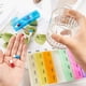 thumbnail image 5 of Pastillero de 7 días con 28 compartimentos, organizador de pastillas, gran capacidad para medicamentos, vitaminas, aceite de pescado y suplementos - Multicolor, 5 of 5