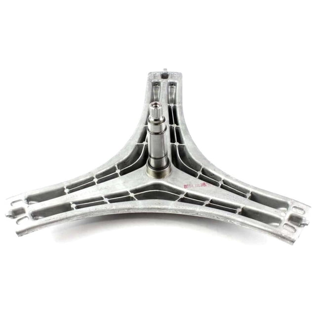 Eje de brida para lavadora Samsung DC97-14421A OEM eje de ensamblaje en T, vista centrada frontal del brazo trifurcado metálico con casquillo y eje cilíndrico central; nervaduras de refuerzo visibles, compatible con modelos WF448AAP y WF438AAR, peso aprox. 2.5 kg; pieza de repuesto para soporte del tambor y reducción de vibraciones, suele usarse también en reparaciones domésticas de lavadoras.