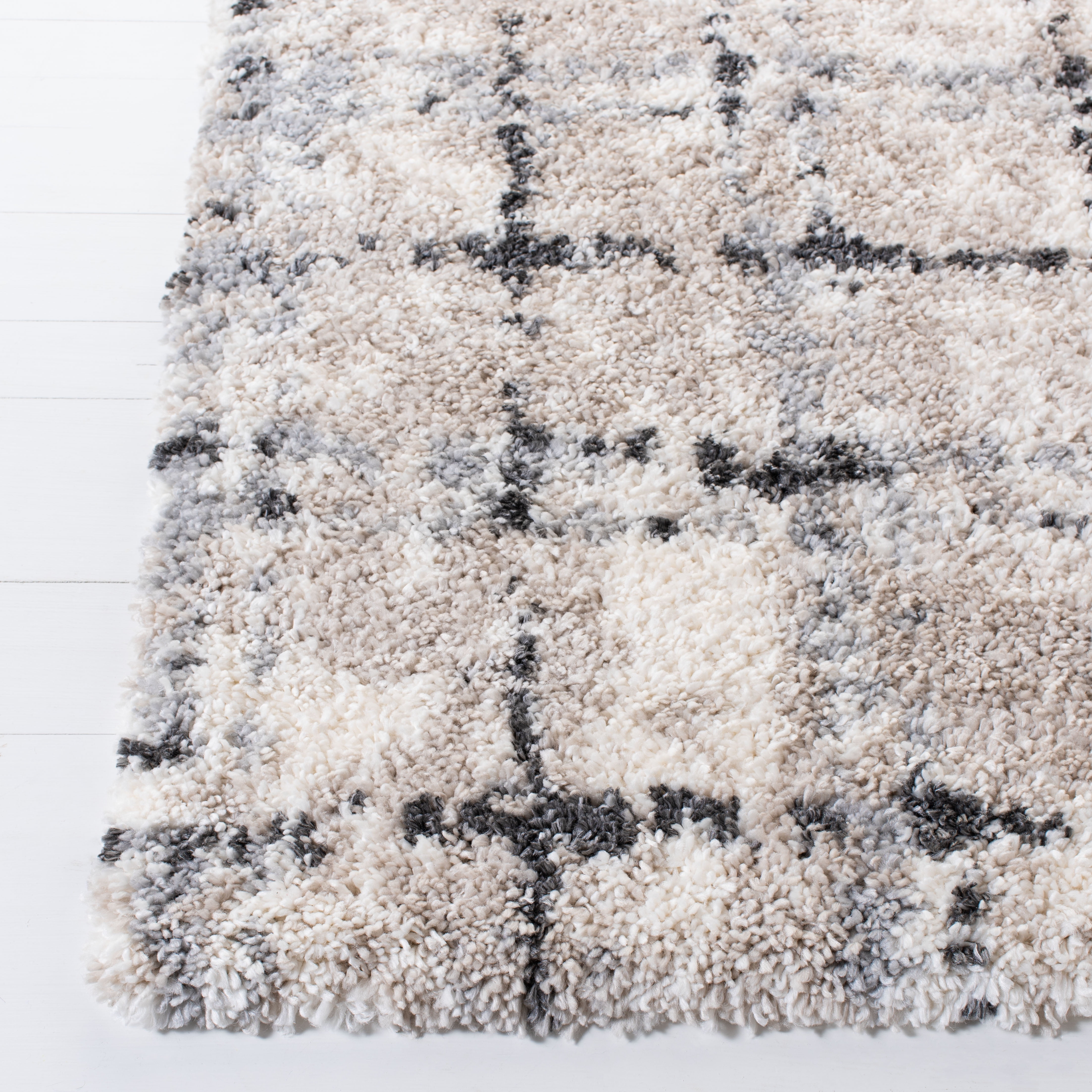 Safavieh  Fontana Shag Bekin Modern Check 2-inch Thick Rug 5'3" x 7'6" 5' x 8' Indoor Living Room, Bedroom, Dining Room Rectangle