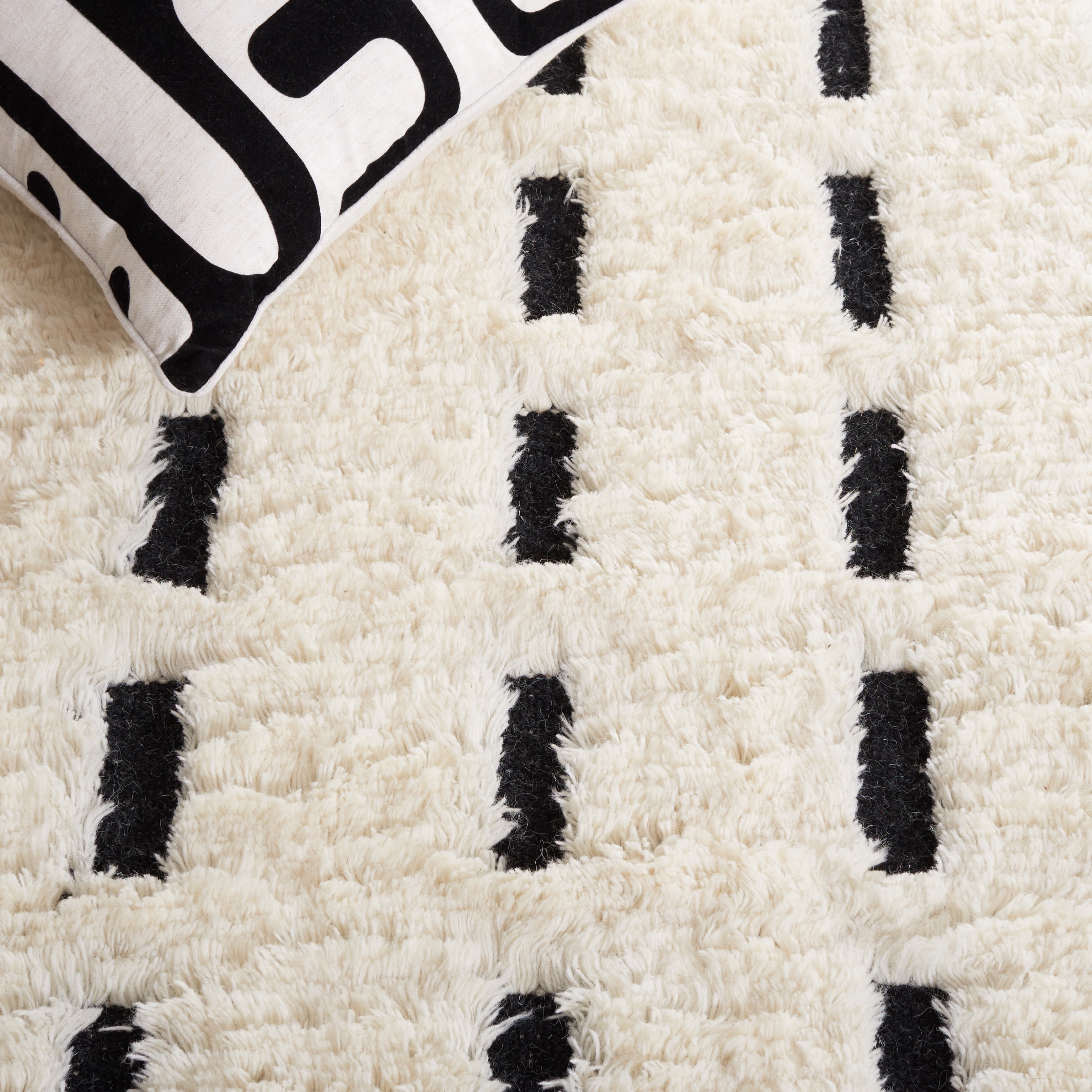 SAFAVIEH Casablanca Tanja Geometric Area Rug, Black/Ivory, 5' x 8'