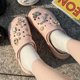 thumbnail image 1 of Zapatillas de plataforma con agujeros para mujer, zuecos de 7cm de grosor, sandalias antideslizantes de EVA, chanclas para el hogar, jardín, Playa Qiuyongming unisex, 1 of 2