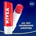 thumbnail image 4 of Bálsamo labial NIVEA para el cuidado de labios con color fresa, paquete de 4, 4 of 7