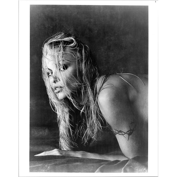 Pamela Anderson bare shouldered portrait Baywatch star 8x10 inch photo