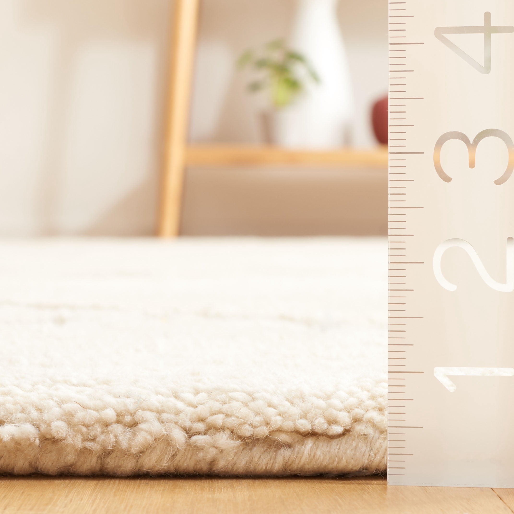 SAFAVIEH Casablanca Jerrie Aztec Shag Runner Rug, Ivory/Grey, 2'3" x 6'
