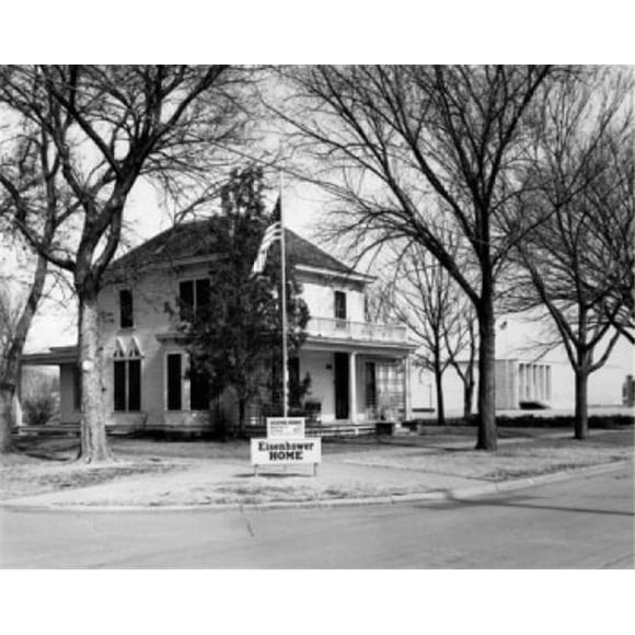 Posterazzi SAL25544917 Drapeau devant une Maison Dwight D. Eisenhower Famille Maison Abilene Kansas USA Affiche Imprimée - 18 x 24 Po.