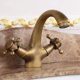 thumbnail image 4 of Grifo de lavabo de cobre antiguo de estilo europeo, grifo de agua fría y caliente vintage, grifo de lavabo de un solo orificio, negro, 4 of 5