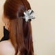 thumbnail image 3 of Flor de plumeria dorada/plateada. Elegante pinza para el pelo. Pinzas grandes y pequeñas para cabello grueso y fino. Accesorios para peinar el cabello, 3 of 3