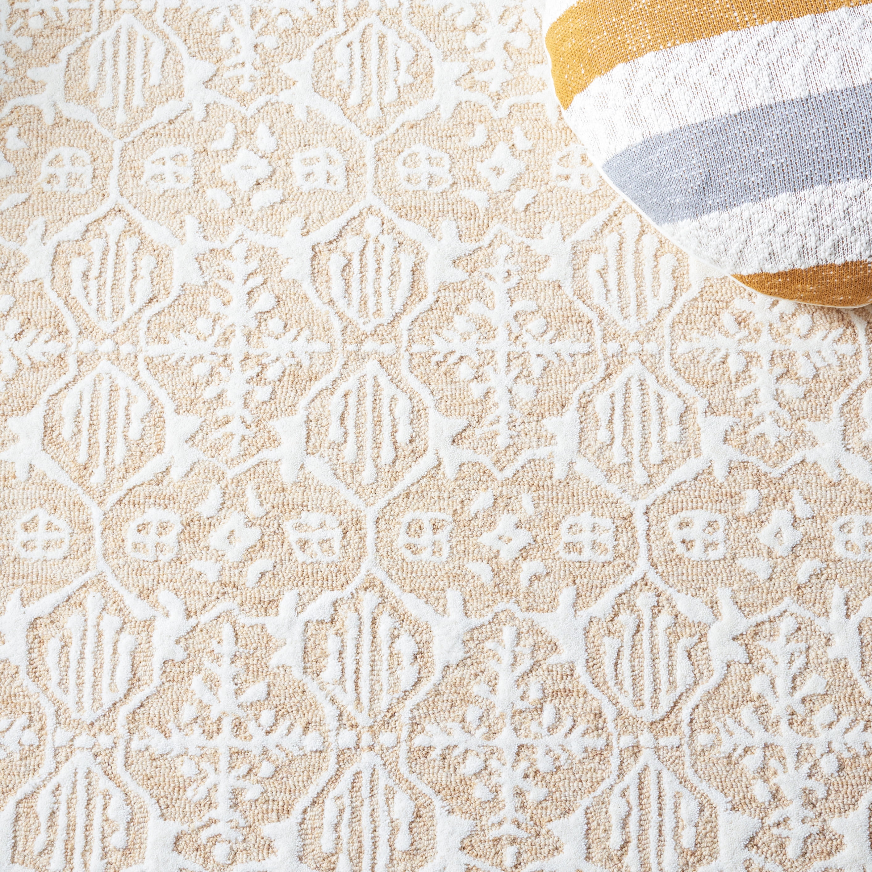 SAFAVIEH Metro Lorenzo Medallion Area Rug, Gold/Ivory, 5' x 8'