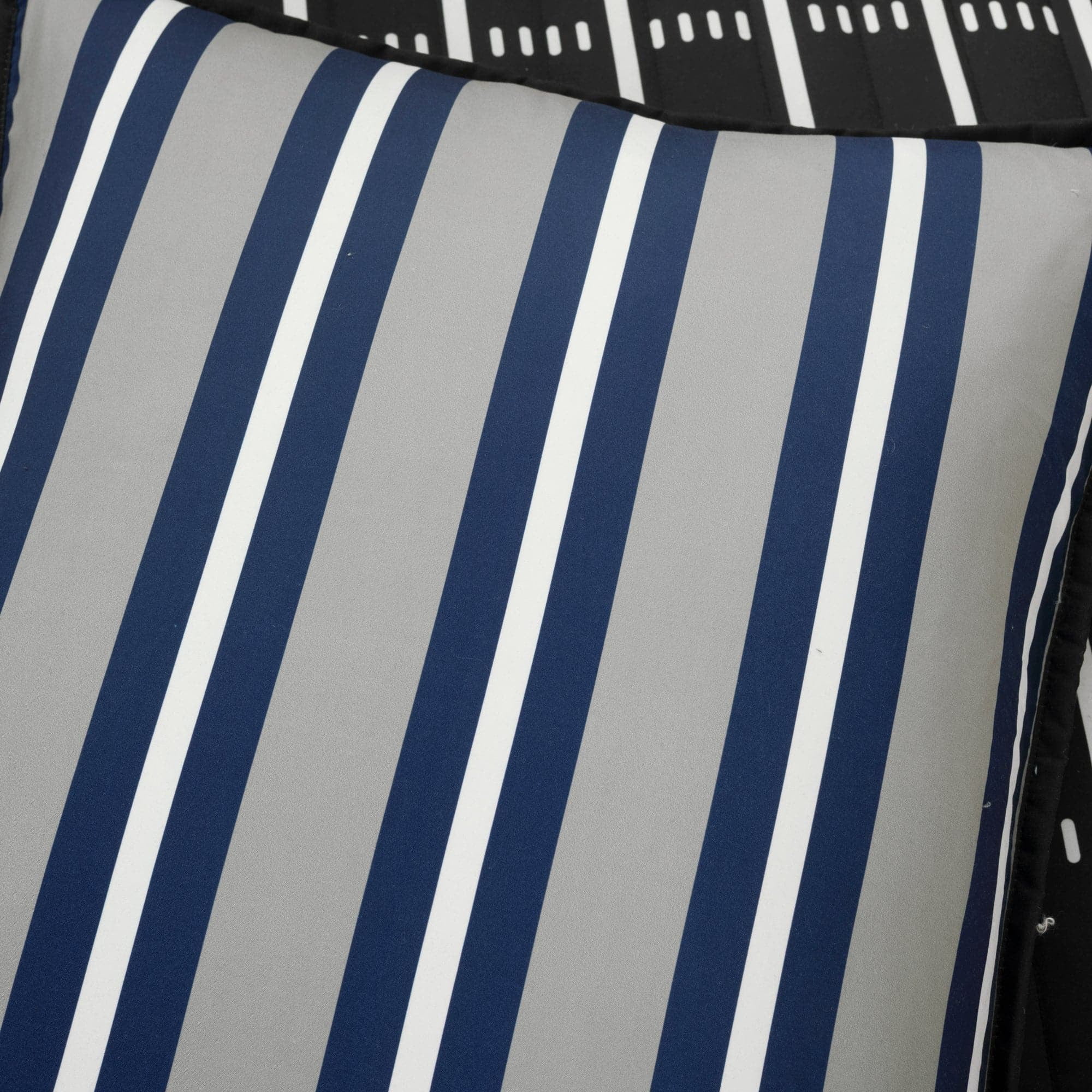 Lush Decor American Football Reversible Oversized Kids Quilt White/Black 5Pc Set Full/Queen