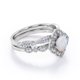 thumbnail image 3 of JeenMata Anillo Nupcial con Diseño de Flores Milgrain Estilo Art Déco de 1,5 Quilates con Pavé Cruzado de Moissanita y Ópalo Arcoíris en Forma Redonda Engastado en Oro Blanco de 18 K sobre Plata, 3 of 6