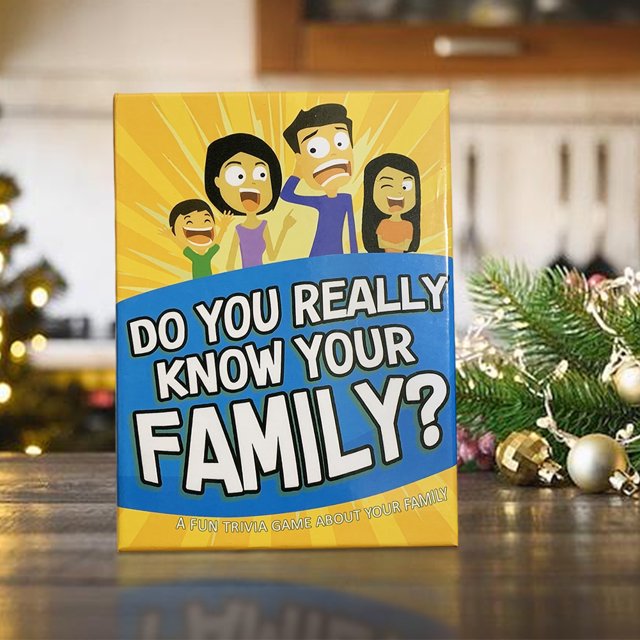 ¿realmente conoces a tu familia? tarjetas de novedad del rompehielos interactivos del juego de cartas caja multicolor, vista frontal centrada con ilustración de cuatro personajes caricaturescos y gran texto en inglés "Do you really know your family?"; tamaño 170 x 120 x 5 mm en papel, sobre mesa con decoración navideña; ideal para reuniones familiares y suele usarse también en fiestas y noches de juegos.