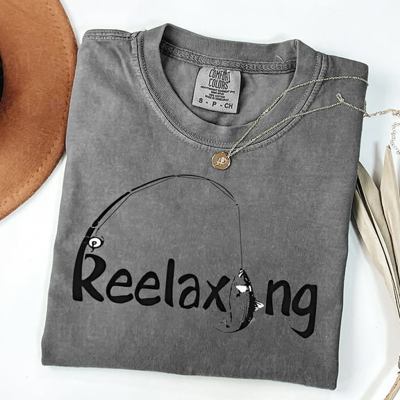 Unisex "Reelaxing" T-Shirt in Unique Vintage/Wash Style with Fishing Rod and Fish Design - The Perfect Item for Fishing Enthusiasts and Relaxation.