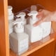 thumbnail image 5 of Contenedor organizador inclinado | Contenedor compacto de plástico que ahorra espacio para cocina, despensa, refrigerador y baño | Contenedor blanco transparente y duradero para condimentos,, 5 of 6