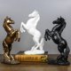 thumbnail image 4 of Estatua de resina de caballo de pie para decoración del hogar, escultura de adorno animal, estatua de resina de caballo trenzado con significado de éxito - Negro, 4 of 5