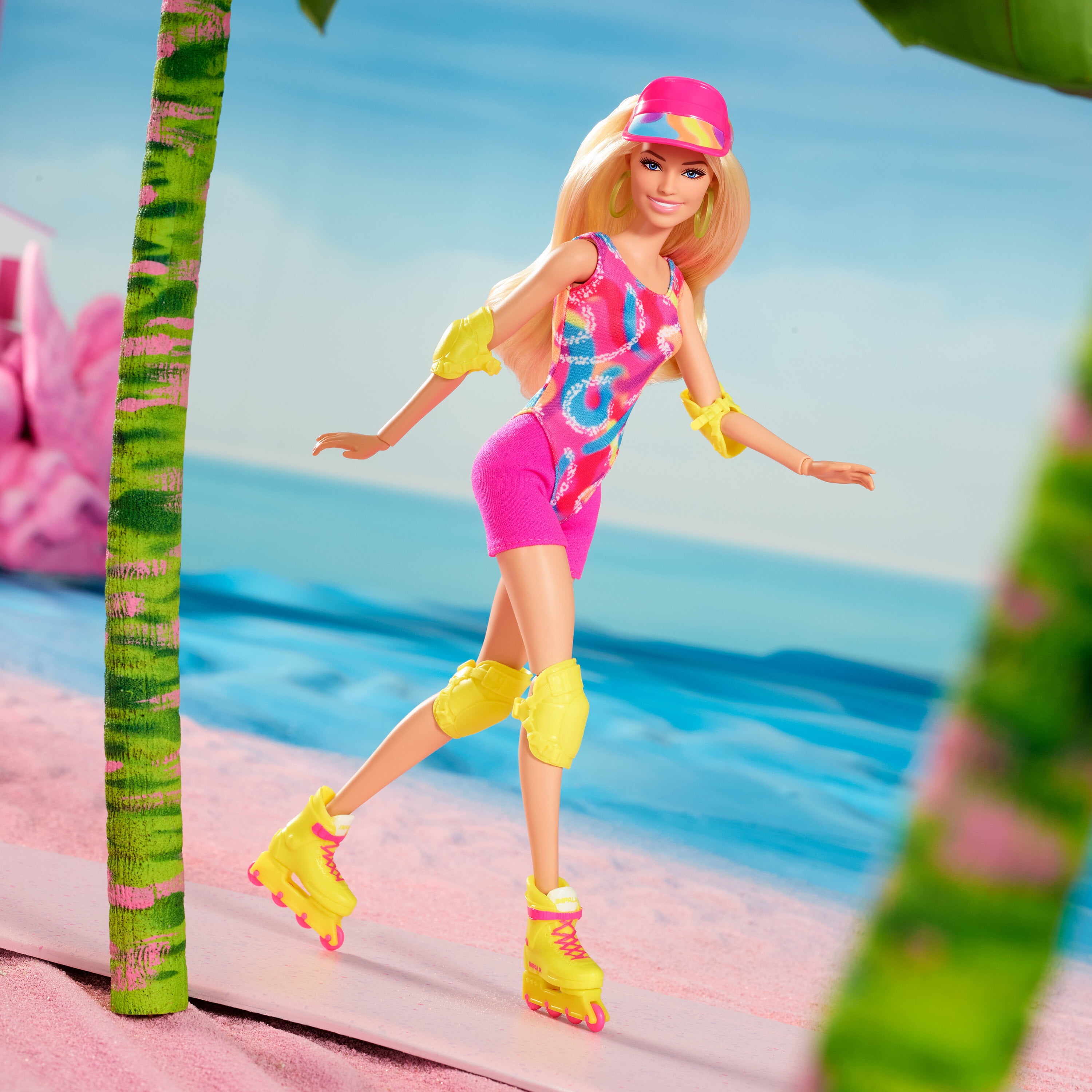 Barbie Movie Collectible Doll, Margot Robbie as Barbie in Inline Skating Outfit  (图5) Barbie Movie Collectible Doll, Margot Robbie as Barbie in Inline Skating Outfit  (图5)