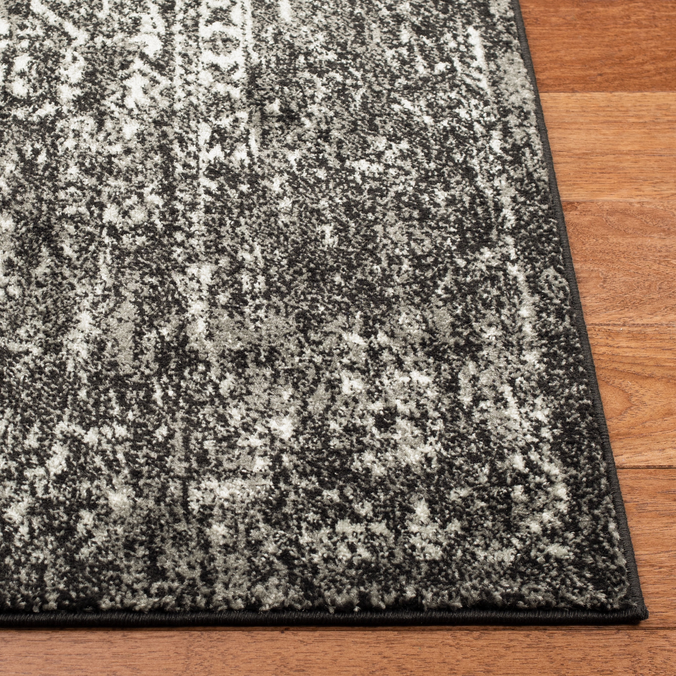 SAFAVIEH Square Rug 5'3" - Evoke Collection - Traditional Design, Black & Grey, Non-Shedding & Easy Cleaning, Ideal for Living Room, Bedroom, Dining Space
