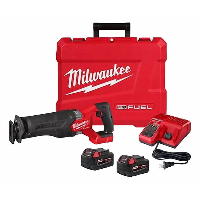 sierra sable milwaukee m18 fuel kit sawsall 2821-22 kit con maletín rojo; sierra sable inalámbrica negra y roja M18 Fuel, dos baterías M18, cargador con cable. Vista frontal de la herramienta horizontal en primer plano y maletín al fondo; longitud 17.1" y peso 6.8 libras según especificaciones; abrazadera QUIK-LOK y luz LED en la carcasa visibles. Suele usarse para cortes portátiles y tareas de corte en obra.
